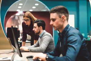 APIs para onboarding digital e integração com CRM bancário