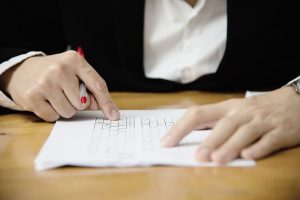 Como funciona a verificação de antecedentes em bancos?