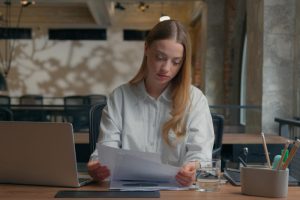 Como implementar validação de documentos no onboarding digital?