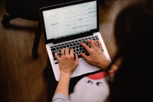 Como integrar um sistema de KYC com outras plataformas de compliance?