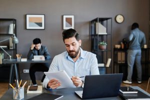 Onde contratar background check para compliance no setor financeiro?